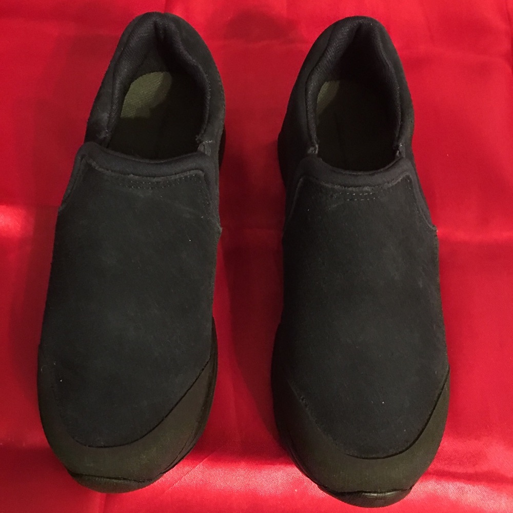 Boys suede, Navy loafers.  NEW.  Sz. 2Y.